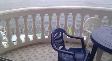 Фото номера Трехместный номер с видом на море Гостиница Elling 153 Guest House г. Утес 5